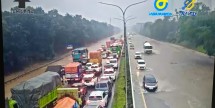 Diguyur Hujan Lebat, Tol Tangerang-Merak Banjir dan Macet Parah