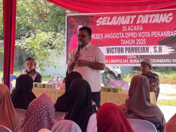 Empat Tahun Jalan Rusak Tak Diperbaiki, Warga Mengadu ke Victor Parulian
