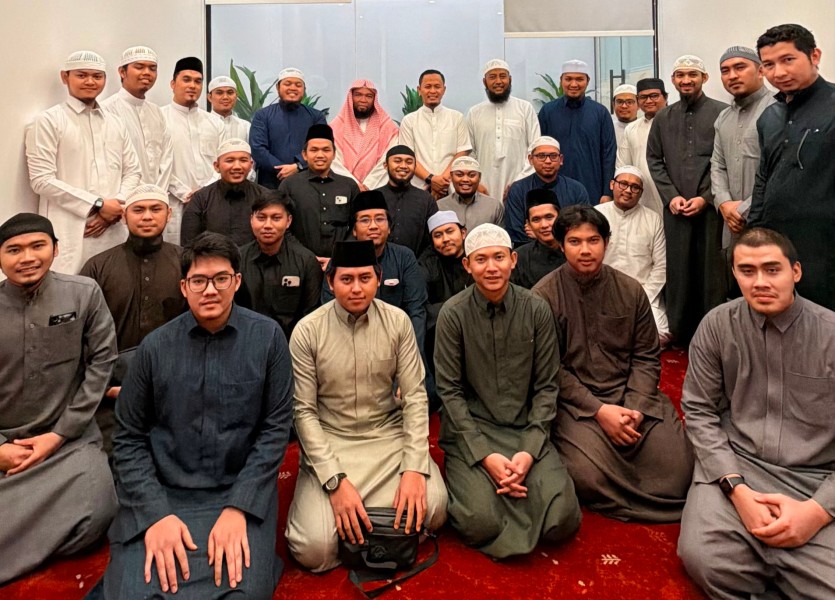 Disela Umroh, Agung Nugroho Temui Mahasiswa Riau di Kota Nabi