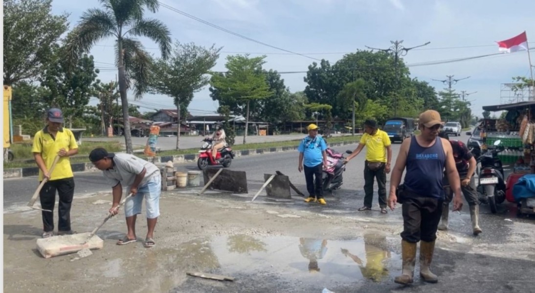 Warga Perbaiki Jalan Yos Sudarso Titik yang Sudah Banyak Renggut Nyawa