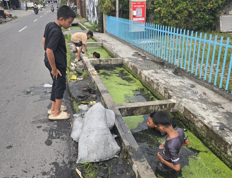 Warga Kampung Baru Goro Bareng Cegah Banjir, Khairunnas:  “Nggak Bisa Nunggu Pemerintah Terus”