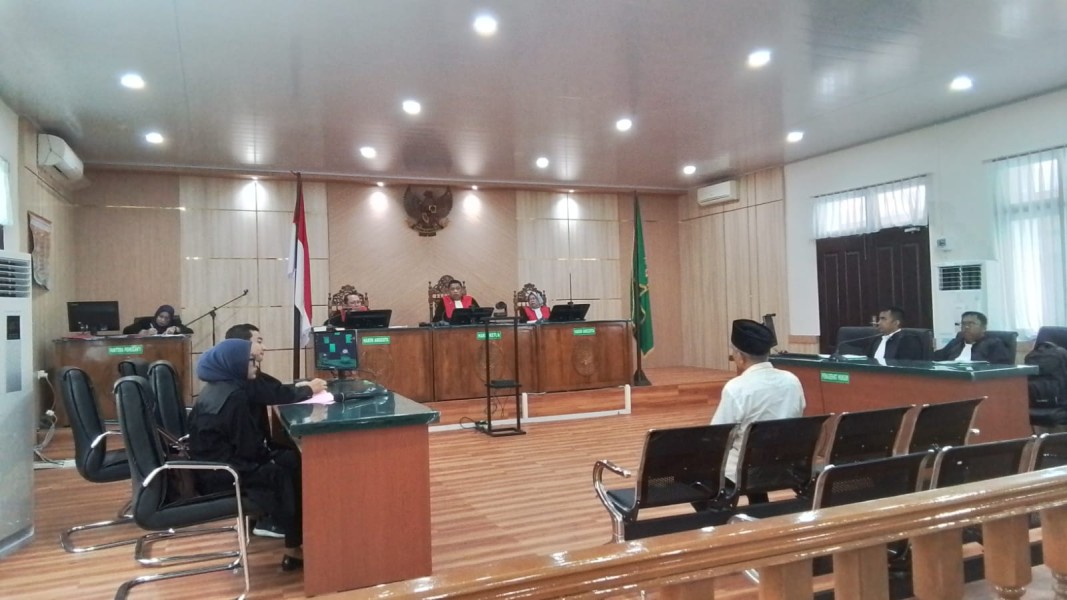 Mantan Kades Indra Sakti Terima Dakwaan Korupsi Tanah Transmigrasi