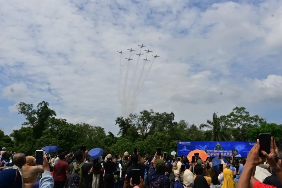 Atraksi Akrobatik JAT Satukan TNI AU dan Warga