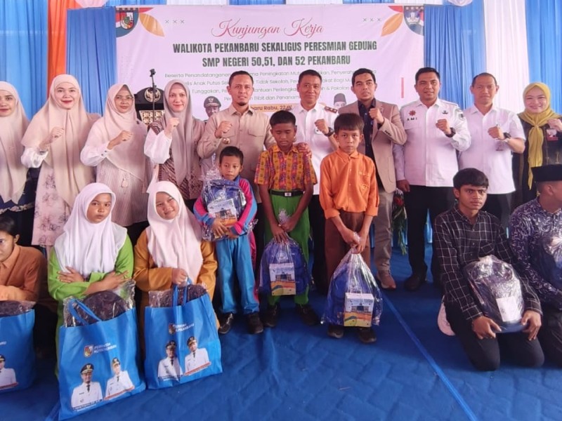 Bandara SSK II Salurkan Bantuan CSR untuk   Pendidikan dan Penghijauan