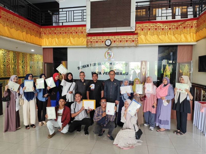 Dijemput Langsung ke Sekolah, Fraksi PDIP DPRD Kota Pekanbaru Kembalikan Ijazah Mantan Guru yang Ditahan