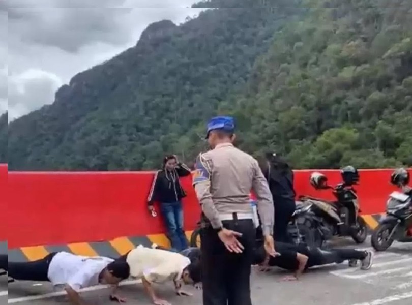 Rambu Larangan Parkir Dipasang di Flyover Kelok 9, Pengendara Bandel, Dihukum Push Up