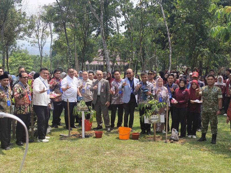 Menteri LH Apresiasi Universitas Pahlawan Tanam Pohon di Kawasan Hutan Konservasi Hortus Botanicus