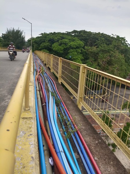 Kabel Semrawut Kuasai Jalur Pejalan Kaki Jembatan Siak I, DPRD Desak Pemko Bertindak