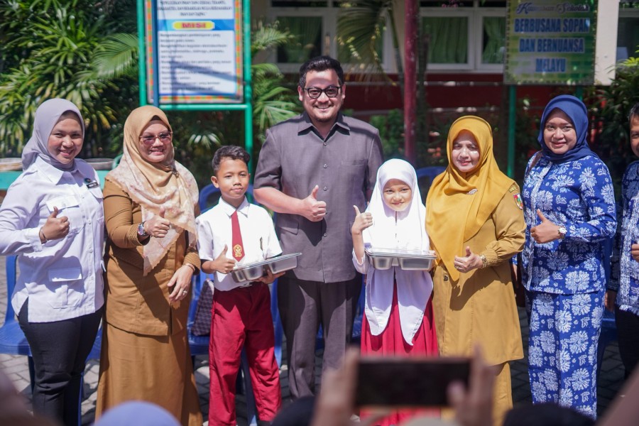 Perdana Pemberian MBG di SD SDN 076 dan SDN 043 Bukit Raya