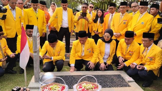 Bahlil Pimpin Upacara dan Ziarah Golkar di TMP Kalibata